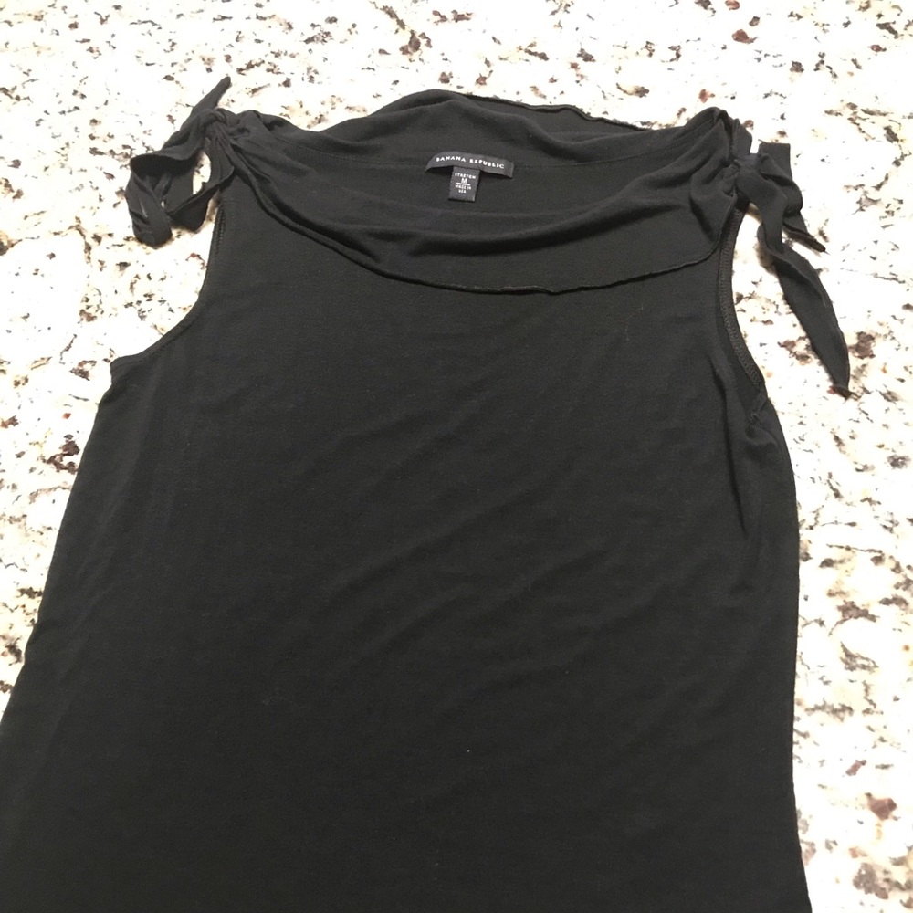 Women’s M sleeveless top